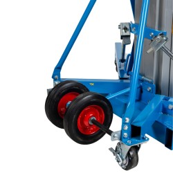 Zoom sur les roues directrices du lève matériaux 3500 mm