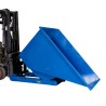 Benne auto basculante 1500 Litres bleue en cours de basculement