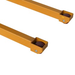 Zoom sur les bras au sol du Gerbeur manivelle 500 kg levée 1500 mm fourches ajustables