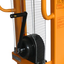 Zoom sur la manivelle du Gerbeur manivelle 500 kg levée 1500 mm fourches ajustables