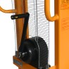 Zoom sur la manivelle du Gerbeur manivelle 500 kg levée 1500 mm fourches ajustables