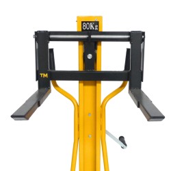 Zoom sur les fourches hautes du Gerbeur poste de travail à manivelle 80 kg Levée 1100mm