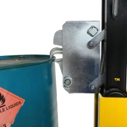 Zoom sur la pince du Lève fût hydraulique 450kg