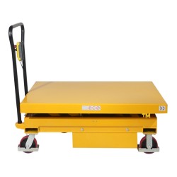 Vue de profil de la table élévatrice semi-électrique mobile 500kg simple ciseaux position basse
