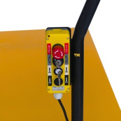Zoom sur le boitier de commandes de la table élévatrice semi-électrique mobile 500kg simple ciseaux