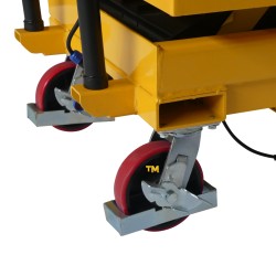 Zoom sur les roues directrices de la table élévatrice semi-électrique mobile 500kg simple ciseaux