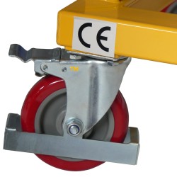 Zoom sur la roue directrice avec frein de la table élévatrice à manivelle 300kg plateau 1150x750mm