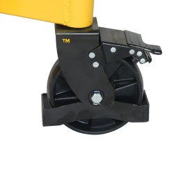 Zoom sur la roue directrice du Gerbeur basculeur de fûts encadrant 450kg levée 1600mm