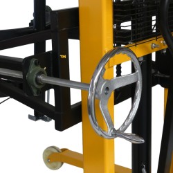 Zoom sur la manivelle du Gerbeur basculeur de fûts encadrant 450kg levée 1600mm