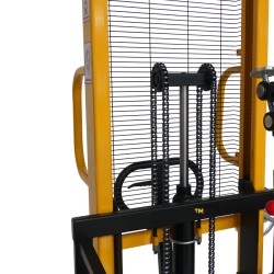Zoom sur le mât du Gerbeur basculeur de Fût encadrant 450kg levée 2100mm