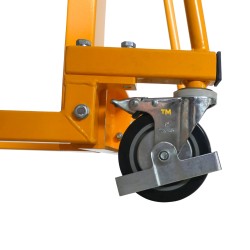 Zoom sur les roues directrices du Gerbeur poste de travail à manivelle 1500mm 200kg