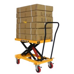 Vue de 3/4 de la Table élévatrice manuelle mise à niveau constant 210kg Plateau 810 x 500mm avec cartons