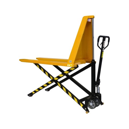 Vue 3/4 transpalette manuel haute levée monocylindrique 1000 kg fourches 1500 mm largeur 680 mm Vue 3/4 transpalette manuel haute levée monocylindrique 1000 kg fourches 1500 mm largeur 680 mm