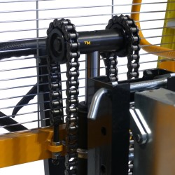 Vue de près sur les chaînes du Gerbeur lève fût 400 kg levée 1450 mm