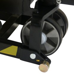 Vue de la roue du transpalette semi-électrique haute levée 1000 kg fourches 1500 mm