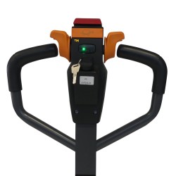 Vue sur le manche du Transpalette électrique Premium 2000 kg batterie lithium 48/20 V/Ah en fonctionnement