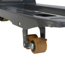 Vue sur les fourches et les roues du Transpalette électrique Premium 2000 kg batterie lithium 48/20 V/Ah