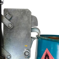 Vue de la pince du lève fût hydraulique surbaissé 450kg