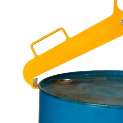 Mise en place de la pince à fûts verticale 500 kg pour chariot élévateur