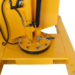 Vue de la structure de la grue rotative avec porte à faux extension et élévation électriques 450 kg