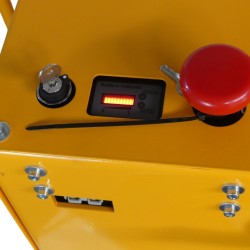 Vue de la batterie de la grue rotative avec porte à faux extension et élévation électriques 450 kg